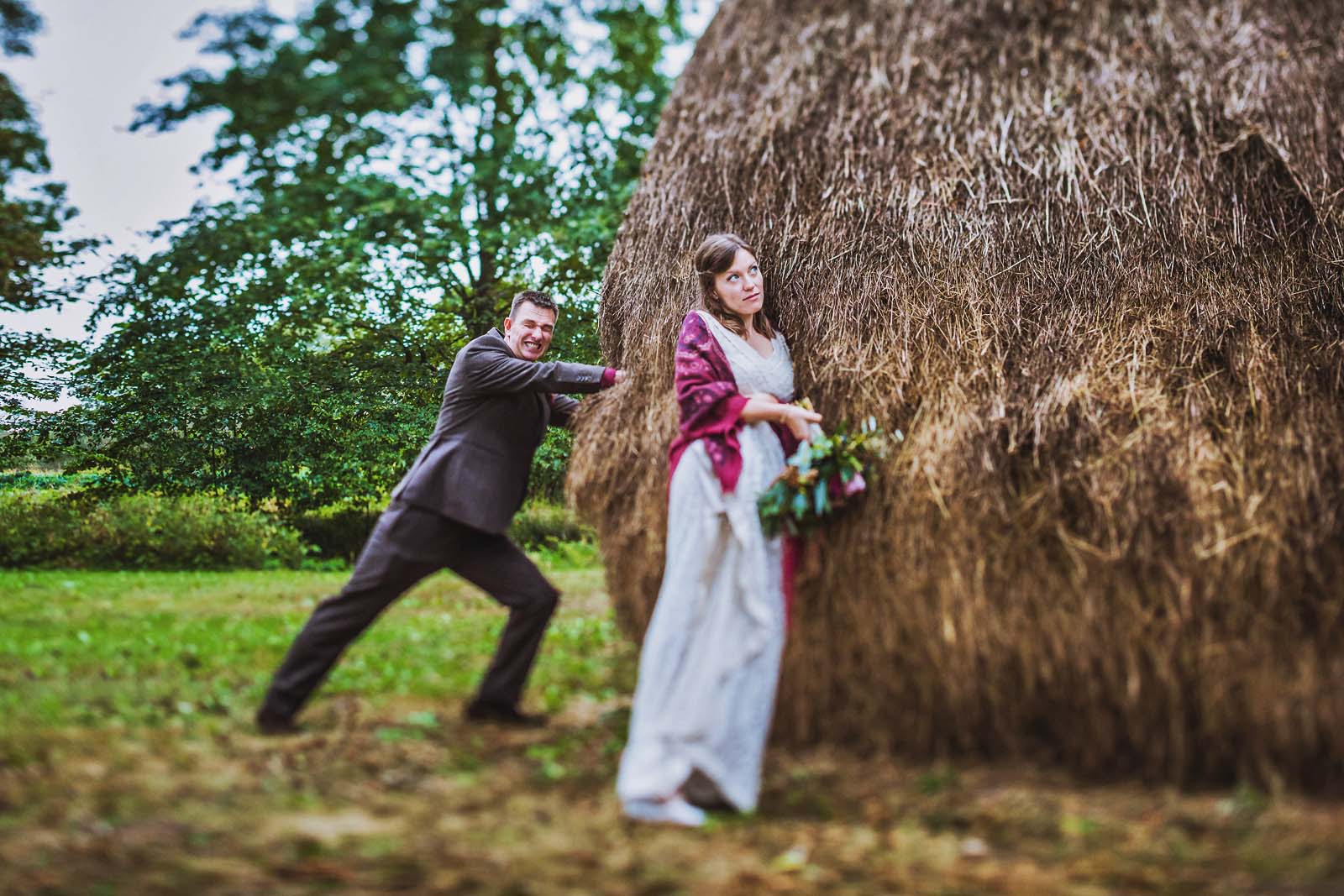 Hochzeitsfotograf Spreewald Brautpaar mit Heuhaufen Copyright by Hochzeitsfotograf www.berliner-hochzeitsfotografie.de