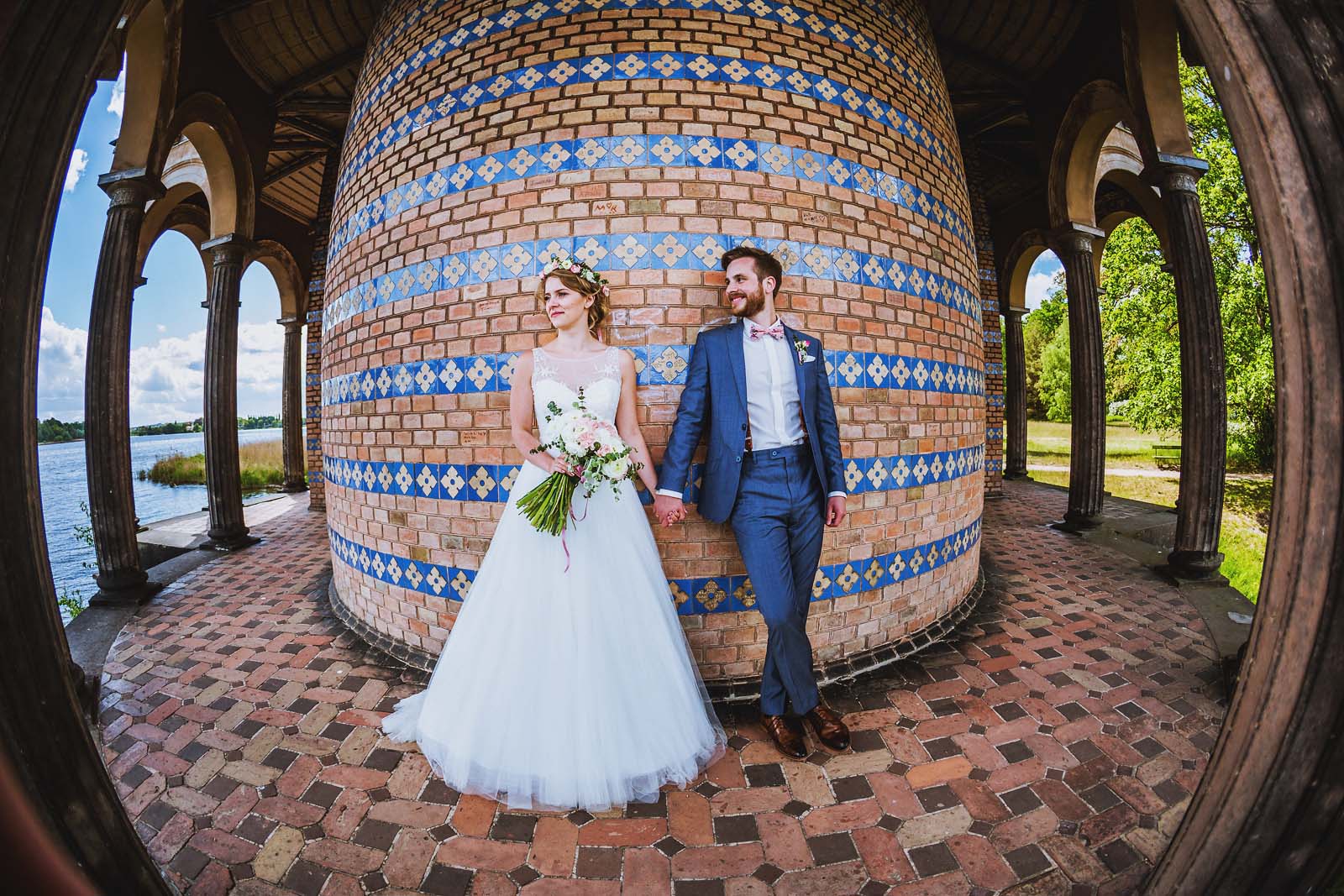 Hochzeitsfotograf Potsdam Brautpaar an der Heilandskirche Sacrow Copyright by Hochzeitsfotograf www.berliner-hochzeitsfotografie.de