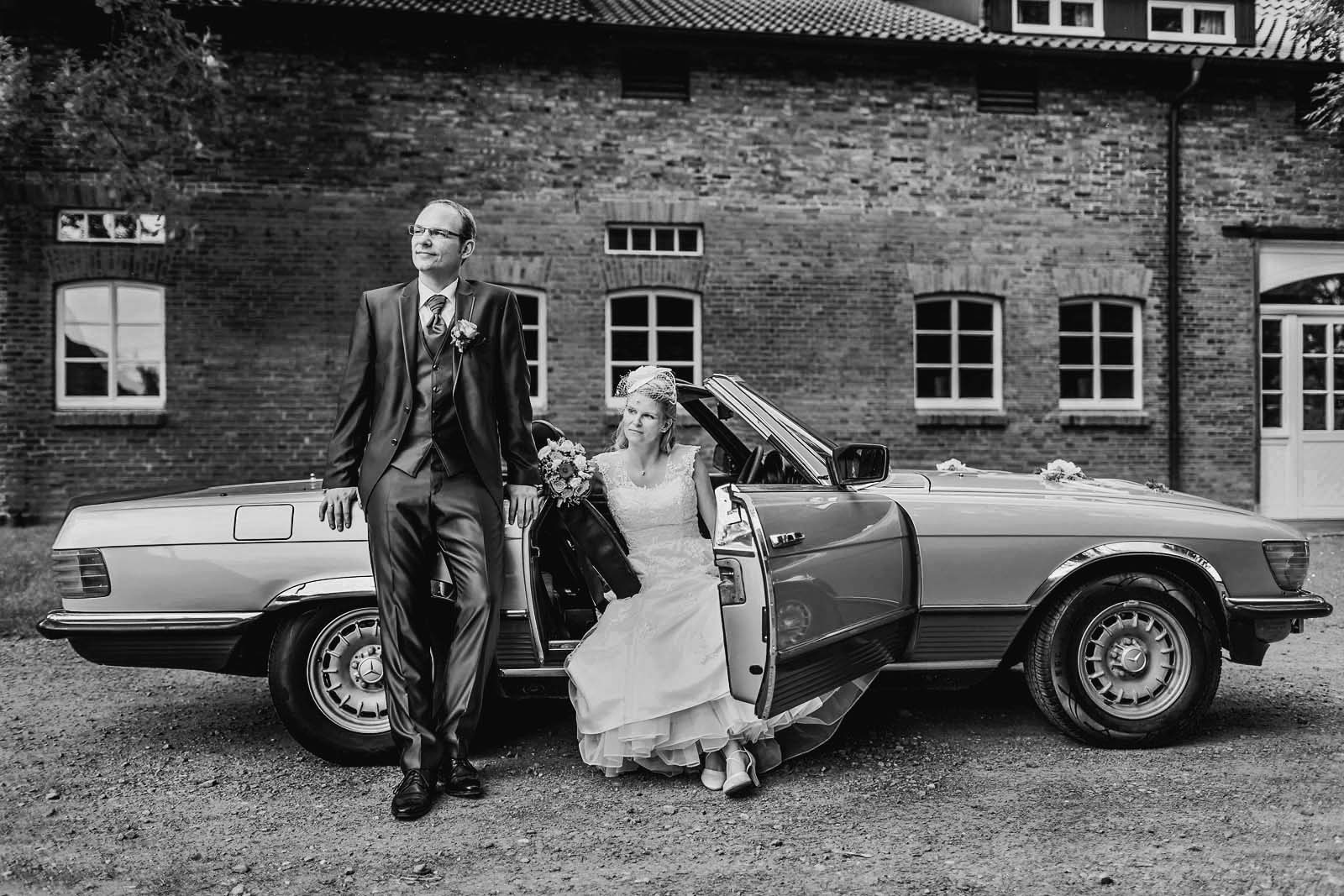 Fotoshooting mit Mercedes SL Hochzeitsfotograf Hannover Copyright by Hochzeitsfotograf www.berliner-hochzeitsfotografie.de