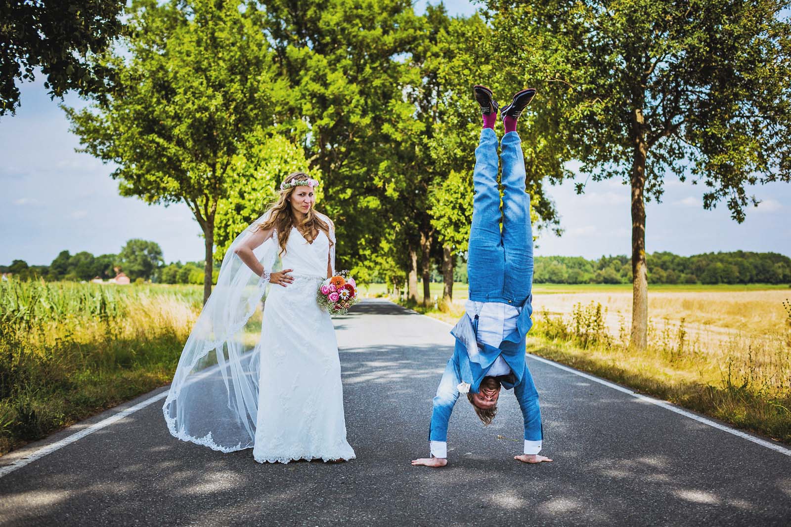 Brautpaar posiert auf der Strasse fuer eine Hochzeit in Brandenburg Copyright by Hochzeitsfotograf www.berliner-hochzeitsfotografie.de