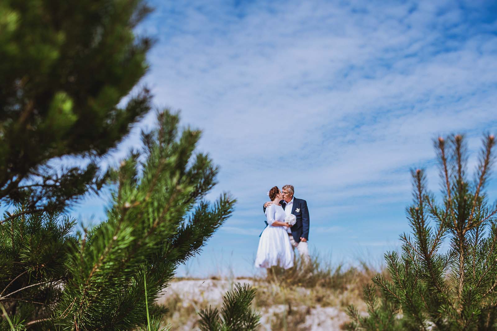 Hochzeitsfotograf Ruegen am Strand mit Brautpaar Copyright by Hochzeitsfotograf www.berliner-hochzeitsfotografie.de