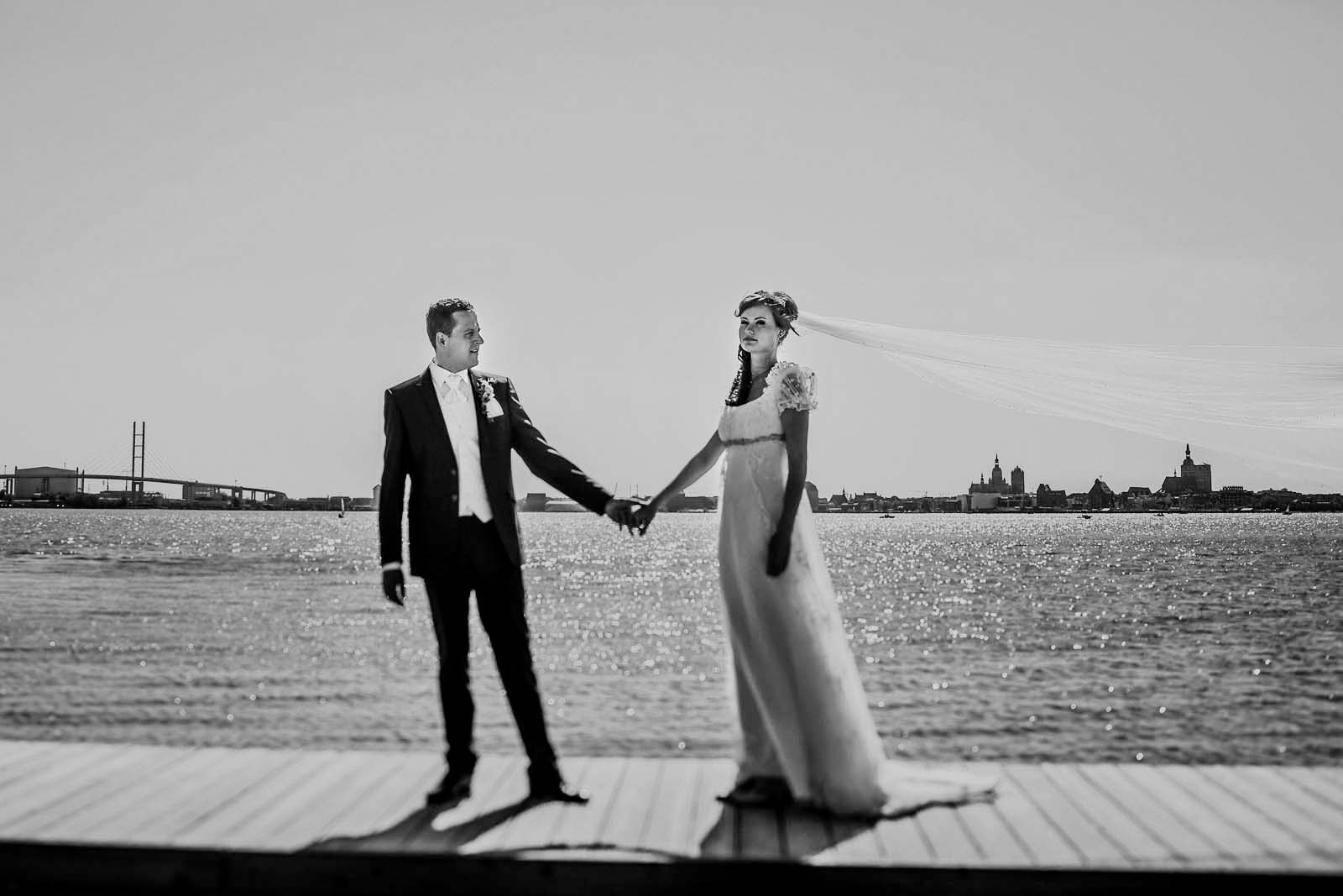 Hochzeitsfotograf Stralsund Hochzeitsportrait mit Skyline Copyright by Hochzeitsfotograf www.berliner-hochzeitsfotografie.de