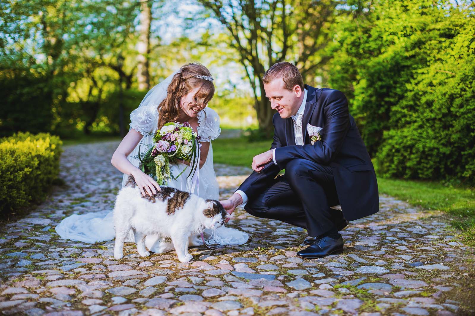 Hochzeitsportrait mit Katze Copyright by Hochzeitsfotograf www.berliner-hochzeitsfotografie.de