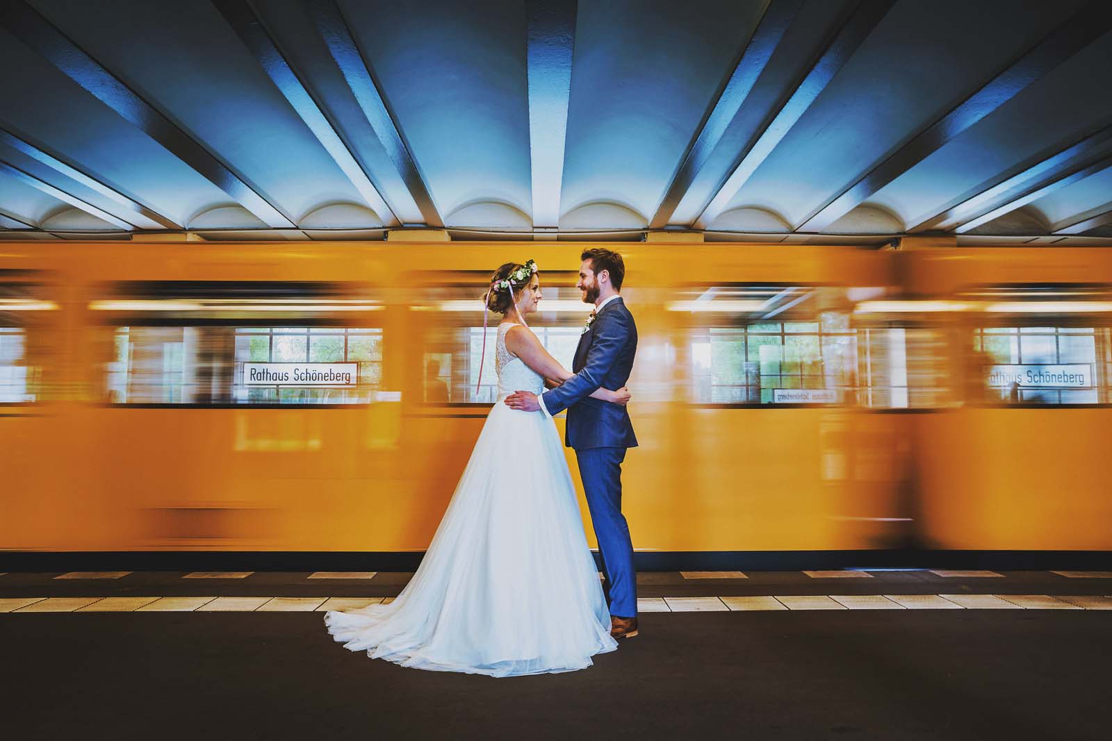 Fotoshooting in der U Bahn Rathaus Schoeneberg Hochzeitsfotograf Berlin Copyright by Hochzeitsfotograf www.berliner-hochzeitsfotografie.de