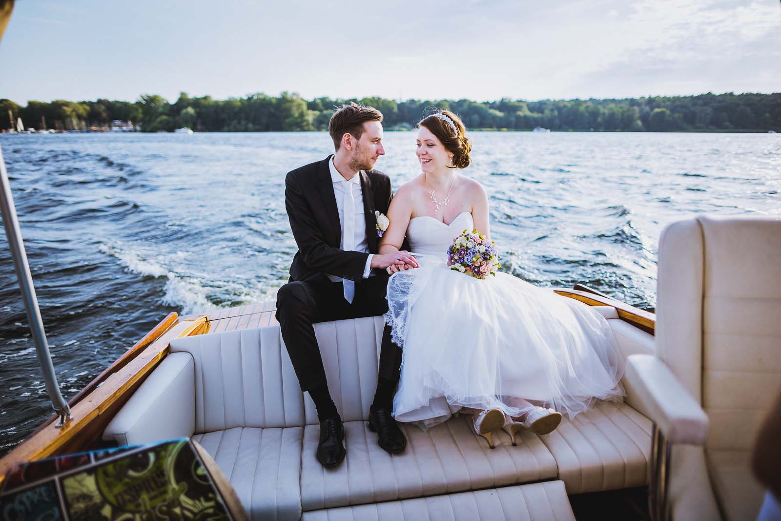 Hochzeitsportrait auf einem Boot auf der Havel Hochzeitsfotograf Berlin Copyright by Hochzeitsfotograf www.berliner-hochzeitsfotografie.de