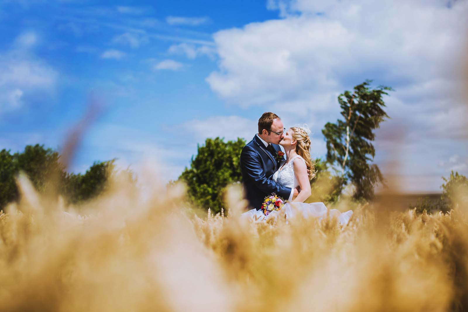 Hochzeitsfotograf im Weizenfeld mit Brautpaar Copyright by Hochzeitsfotograf www.berliner-hochzeitsfotografie.de