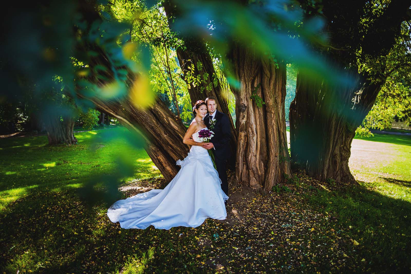 Fotoshooting unter einem Baum mit Brautpaar Hochzeitsfotograf Copyright by Hochzeitsfotograf www.berliner-hochzeitsfotografie.de