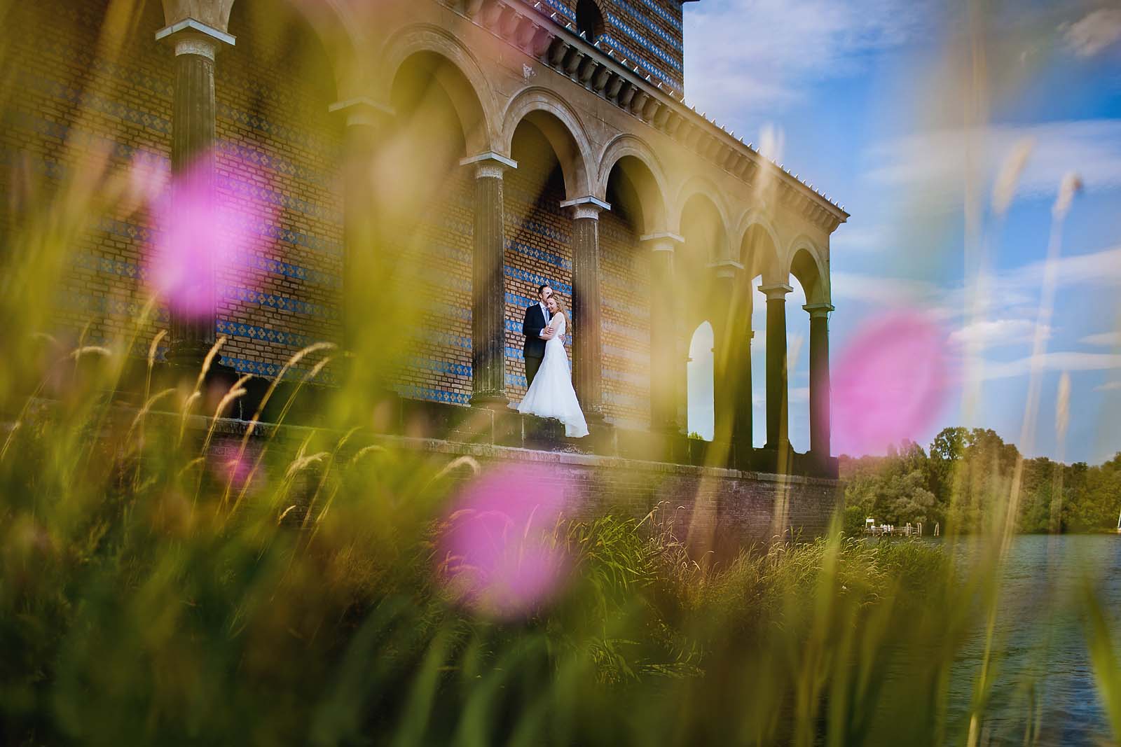 Professioneller Hochzeitsfotograf begleitet eine Hochzeit an der Heilandskirche Sacrow Potsdam Copyright by Hochzeitsfotograf www.berliner-hochzeitsfotografie.de