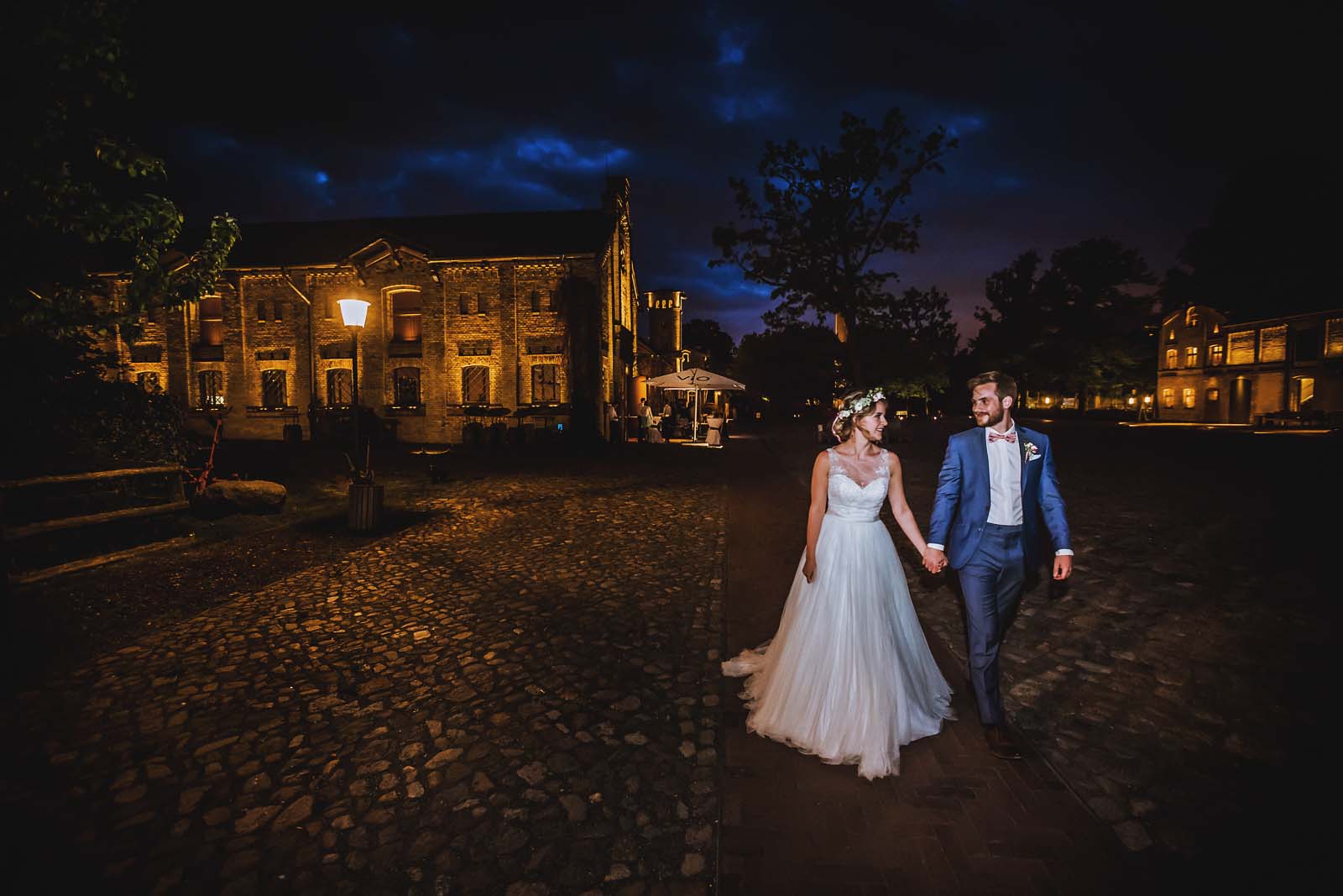 Hochzeitsfotograf Berlin mit Brautpaar im Ochsenstall vom Schloss Britz Copyright by Hochzeitsfotograf www.berliner-hochzeitsfotografie.de